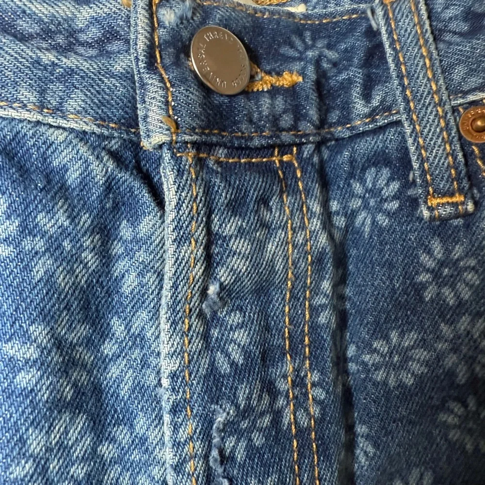 Universal Thread Women's Mid-Rise 90s Baggy Embroidered Floral Print Denim Short